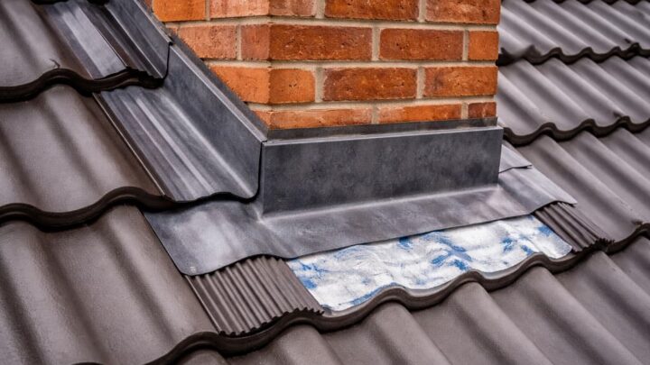 Przecieki przy kominie i oknach dachowych – gdzie powstają naprawdę