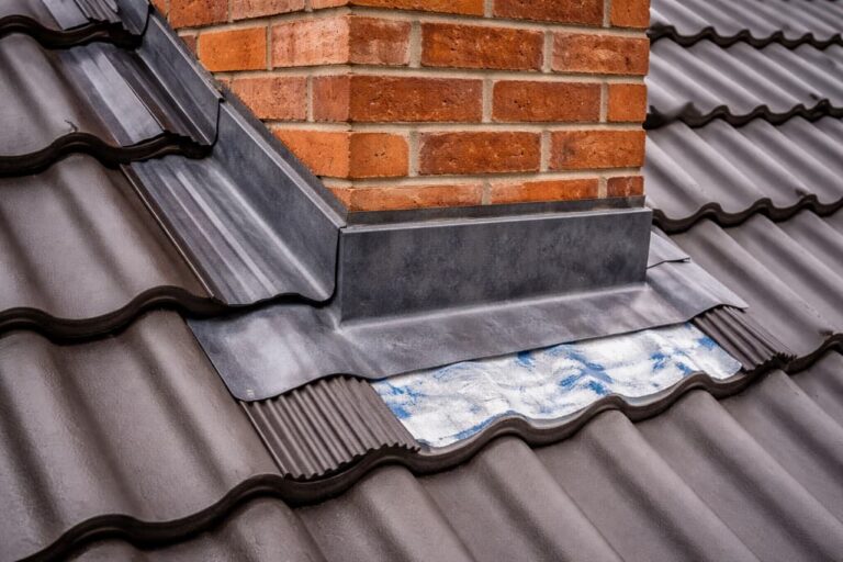 Przecieki przy kominie i oknach dachowych – gdzie powstają naprawdę